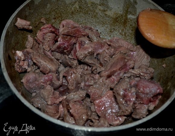 Сливочное масло и оливковое масло разогреть на сковороде. Обжарить до коричневого цвета говядину кубиками.Отложить в сторону.