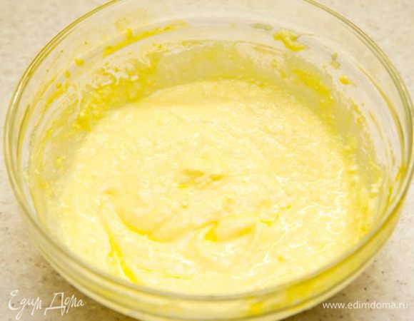 Смешать творог, яйцо, сахар в миске, получится творожный крем.