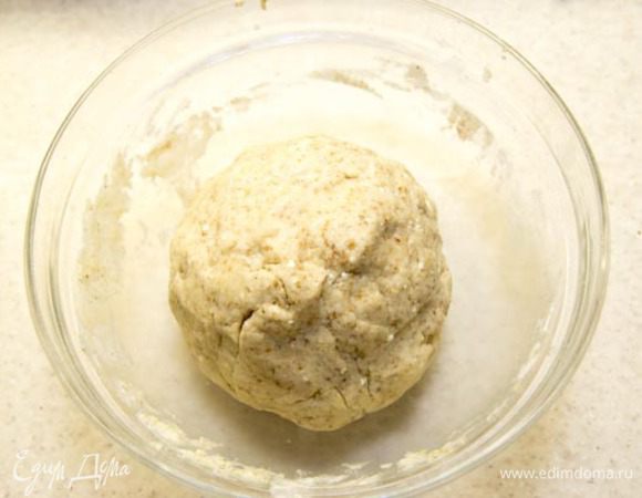Приготовление теста:
В чашке миксера соединить творог, молоко, масло, сахар, ваниль. Муку просеять с разрыхлителем и добавить к творожной массе.
Замесить эластичное тесто.