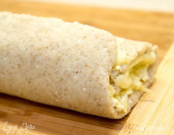 Заверните в рулет, нарежьте на кусочки шириной 4 см.