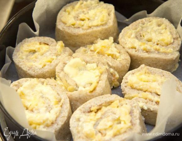 Форму смажьте маслом и заполните её улитками.
Выпекайте в течение 40 минут или до готовности при температуре 170 градусов.