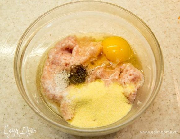 Приготовим фарш для фрикаделек. Готовый фарш или фарш из любых частей курицы смешать с яйцом, манкой, щепоткой соли и перца. Оставить вызревать в холодильник.