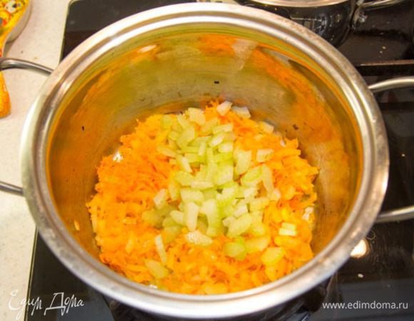 Все овощи почистить. В кастрюлю налить оливковое масло и добавить сливочное масло и ставим на огонь. Морковь натереть на мелкой терке. Лук и сельдерей мелко порезать. Когда масло в кастрюле растает, отправить туда лук и морковь. Томим на маленьком огне.