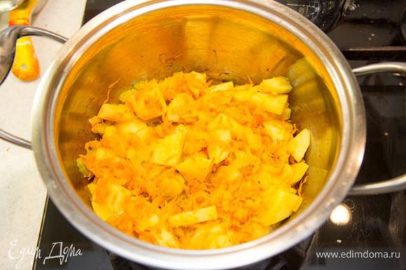 Картофель порезать на небольшие кусочки. Отправить к луку и моркови. Периодически помешиваем, чтоб не пригорало. Наливаем в кастрюлю 1,5 литра воды. Довести до кипения, добавить гречку.