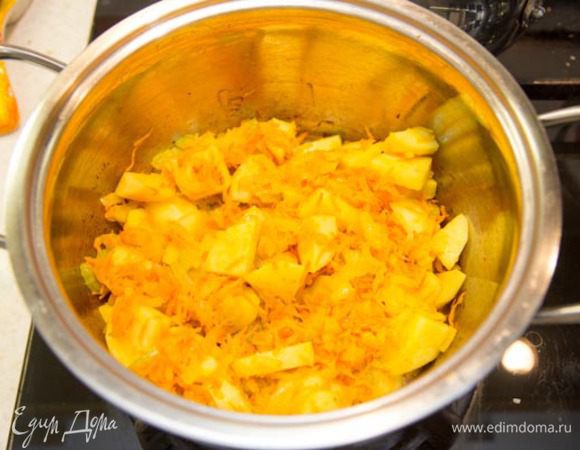 Картофель порезать на небольшие кусочки. Отправить к луку и моркови. Периодически помешиваем, чтоб не пригорало. Наливаем в кастрюлю 1,5 литра воды. Довести до кипения, добавить гречку.