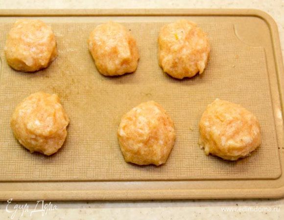 Достать фарш из холодильника и сформировать фрикадельки размером с перепелиное яйцо, отправить в суп.