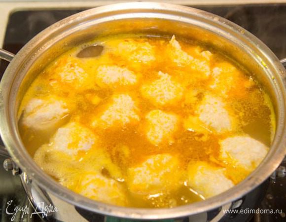 Довести до кипения и варить суп еще 10 минут. Посолить поперчить. Выключить огонь и дать настояться 10-15 минут.