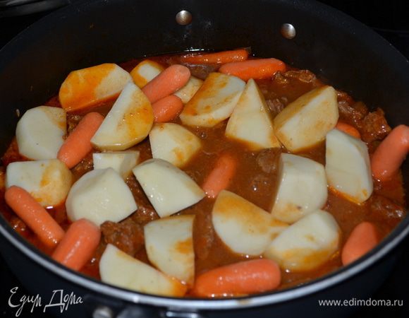 За полчаса до готовки добавим морковь, картофель.Если жидкости убавилось много добавьте воды.Готовим до готовности овощей.