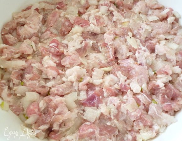 Мясо и 1 луковицу нарезать маленькими кубиками. Добавить соль,молотый перец,смесь хмели-сунели, кефир и хорошо помесить руками, чтобы лук немного обмяк и специи хорошо впитались в мясо. Закрыть крышкой посуду и поставить в холодильник на 2 часа.