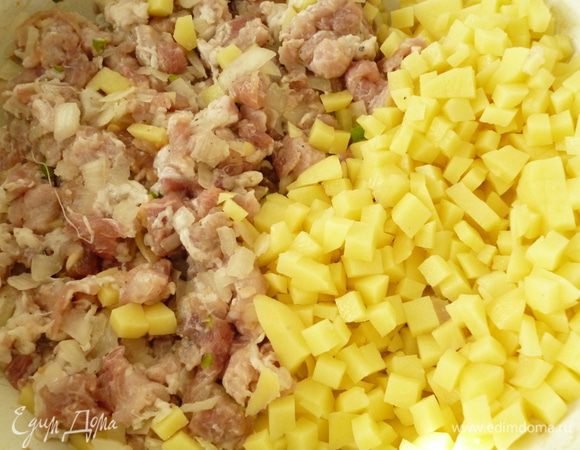 Картофель почистить и нарезать мелким кубиком. Достать мясо из холодильника, добавить к нему картофель,натертый на крупной терке сыр, яйцо и зелень. Хорошо перемешать.