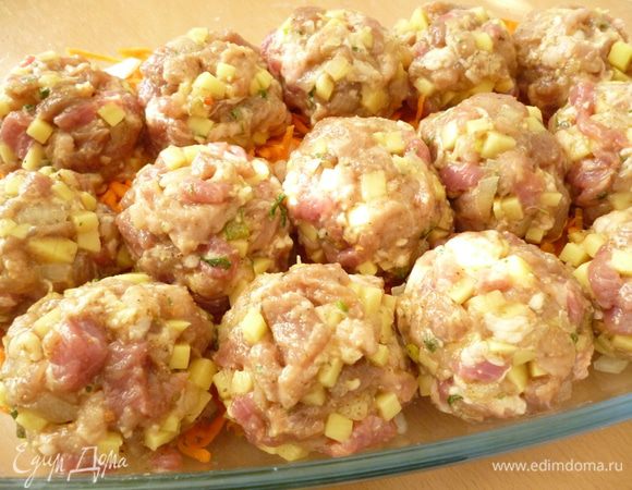 Нарезать вторую луковицу соломкой,морковь натереть на крупной терке. Берем форму для запекания (у меня стеклянная), на дно налить две столовые ложки растительного масла, выкладываем слой лука, затем морковь. Из фарша формуем крупные тефтели и выкладываем поверх овощей.