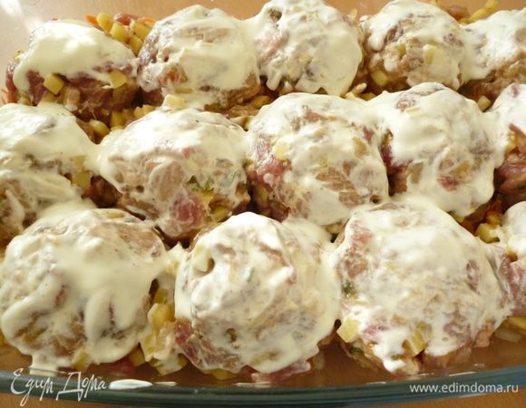 Затем смазываем тефтели сметаной. Закрываем форму крышкой и ставим в духовку для запекания на 1 час 20 минут при температуре 170 градусов. Приятного вам аппетита!