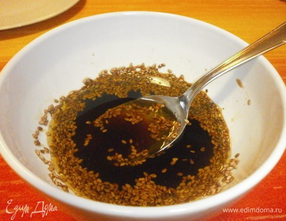 Смешать мёд ( в этом случае наиболее подойдёт акациевый, он жидкий и не имеет очень выраженного вкуса) с винным уксусом до полного растворения мёда.Затем добавить соевый соус, кунжут и оливковое масло. Размешать. Если необходимо. добавить соль.