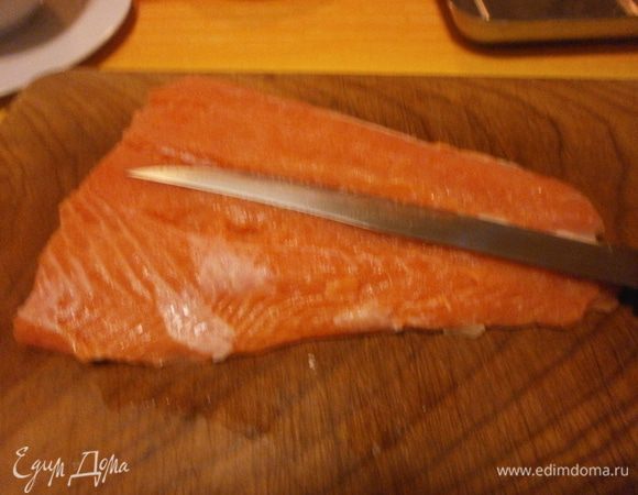 Филе сёмги (без кожи ) промыть под проточной водой. обсушить. Разрезать вдоль на две части.