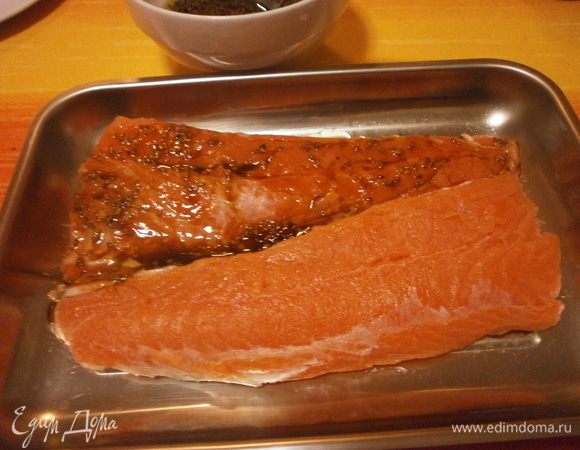 Уложить филе в подходящую посуду и залить маринадом. Оставить на 30 минут. Если маринад не покрывает полностью рыбу, тогда необходимо несколько раз перевернуть кусочки, чтобы рыба хорошо пропиталась. Если рыба свежая и Вы хотите приготовить солёную сёмгу, достаточно подержать рыбу немного дольше в маринаде и можно употреблять. Соус для вторичного использования не пригоден.