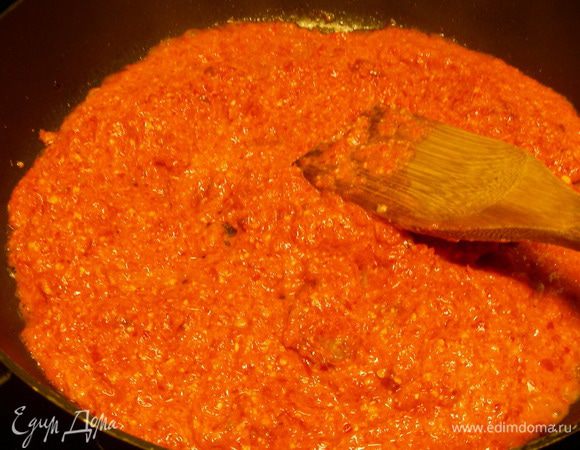 В ту же сковороду выкладываем наше песто и прогреваем его.

