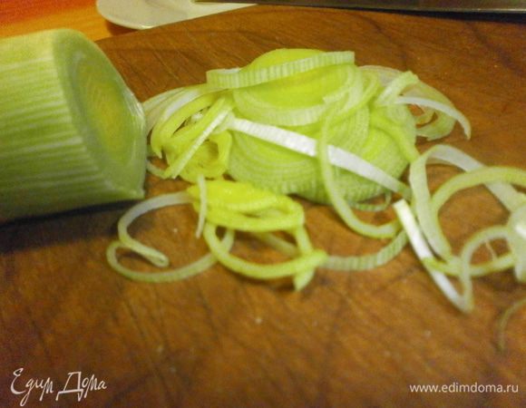 Зелёную, более нежную часть лука - порея порезать как можно тоньше.