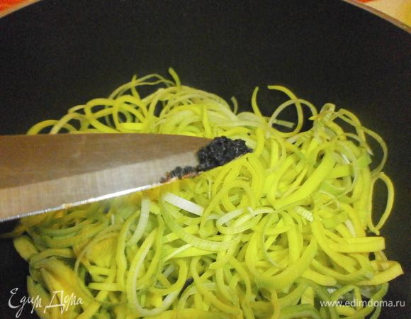 Сложить в кастрюлю и добавить немного воды и оливкового масла . Половину стручка ванили разрезать вдоль и ножом соскрести мякоть. Добавить в кастрюлю  и протушить не более 10 минут. За это время вода выпарится,  а масло пропитанное ванилью останется. Лук напитается ароматами ванили и оливкового масла.