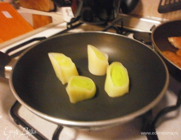 Ставим сковороду на огонь, разогреваем и не добавляя масла , выкладываем крупные кусочки порея. Запекаем с обеих сторон. Снимаем , перекладываем в тарелку и сбрызгиваем оливковым маслом. 