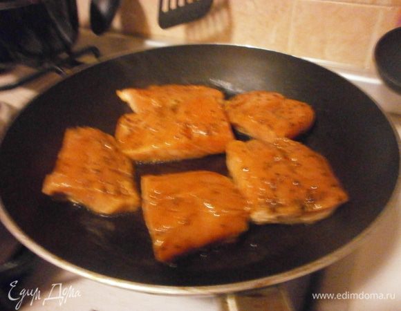 Достаём филе из маринада, промокаем бумажным полотенцем и выкладываем на горячую сковороду. Для удобства можно порезать на несколько частей. Запекаем до готовности с одной стороны, не переворачивая. Готовую рыбу перевернуть и запечь с другой стороны 1 минуту. Всё у нас готово, осталось  выложить на тарелку.