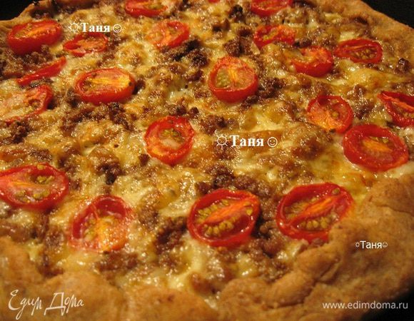 Слои можно продолжать и повторять, пицца может быть такой высокой как высота вашей сковороды. После слоя сыра можно также добавить перчик зелёный кубиками. Приятного аппетита :)!