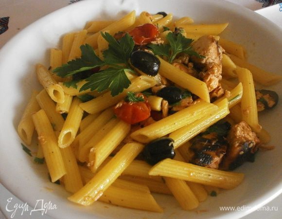Из оставшейся рыбы, я приготовила ещё одно блюдо . Пока отвариваются  " перья" в воде с шафраном, можно приготовить соус. На сковороду налить оливковое масло, добавить помидоры - черри и черные оливки. Добавить измельченную вилкой рыбу и немного воды от макарон. Протушить несколько минут. Добавить готовые пёрышки и дать ещё несколько минут протушиться.  Ещё одно блюдо готово. Посыпать свежей петрушкой. Приятного аппетита!