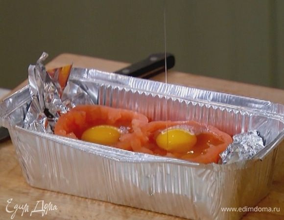 Разбить в каждую чашечку по яйцу, посолить, поперчить и отправить в разогретую духовку на 10–15 минут.