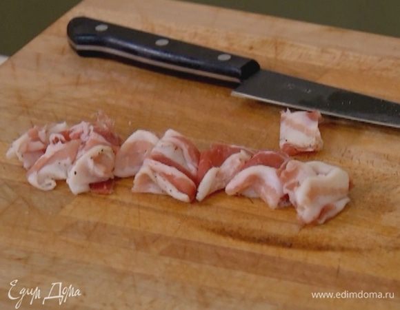 Бекон порезать на кусочки.