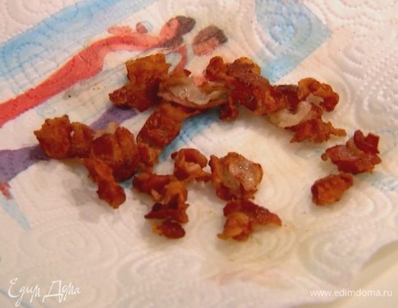 Разогреть в сковороде оливковое масло и обжарить бекон до золотистого цвета, затем выложить на бумажное полотенце, чтобы убрать излишки жира. 
