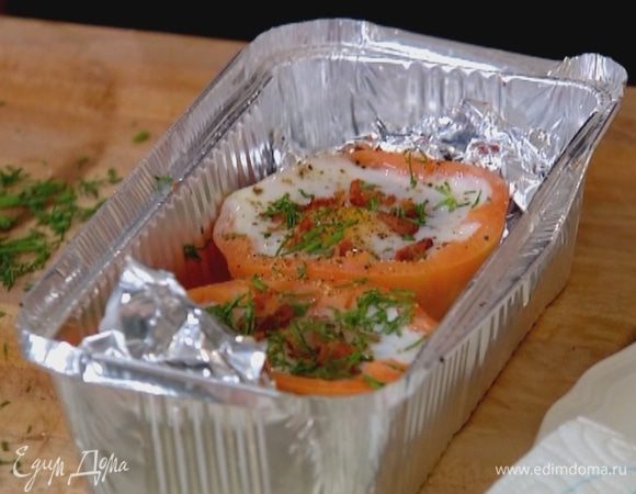 На запеченные яйца в помидорах выложить бекон и посыпать зеленью.