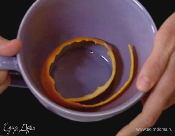 В глубокую чашку поместить цедру апельсина, добавить лавровые листья, розмарин, мед и чай.