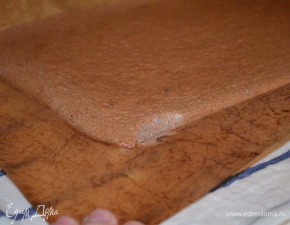 готовый корж сразу выкладываем на влажное полотенце и сворачиваем в рулет.