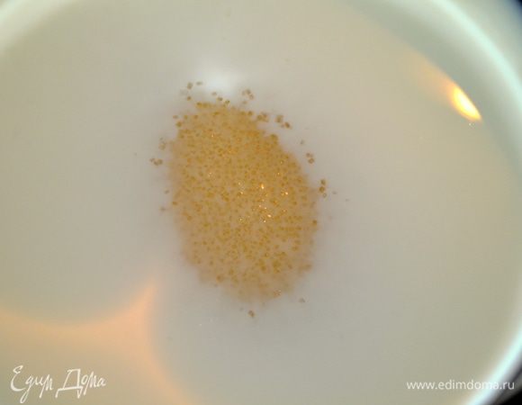 в оставшееся молоко добавить сахар и постоянно помешивая довести до кипения