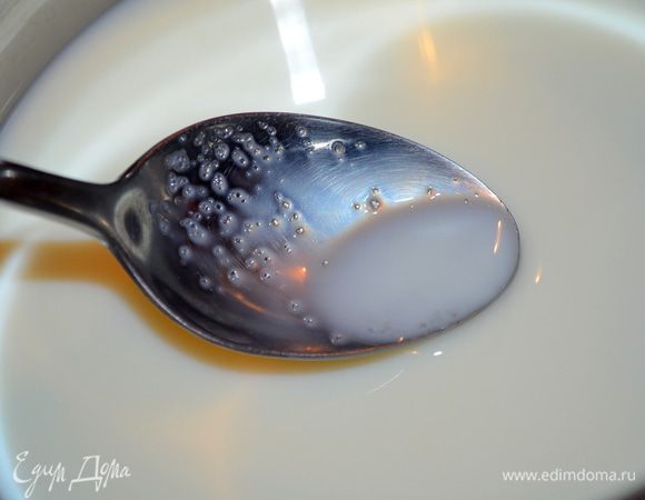 постепенно вводим крахмал в молоко, убавляем огонь и варим помешивая до загустения