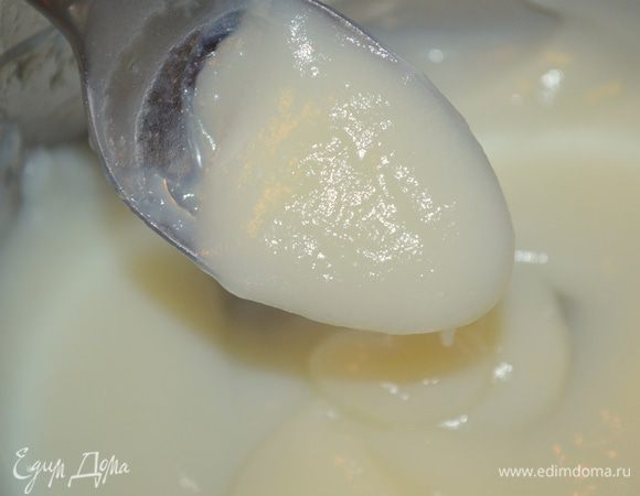 затем крем остудить до комнатной температуры, он должен стать  густым как желе