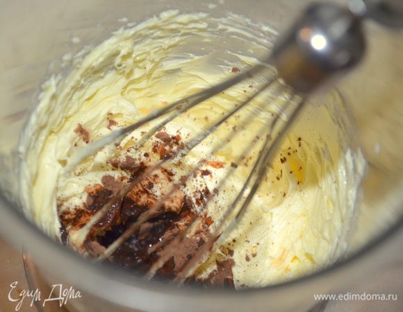 мягкое масло взбить добела, постепенно добавляя остывший крем, Бэйлиз и какао...(ливер можно заменить Ромом или коньяком - но его я бы меньше положила)