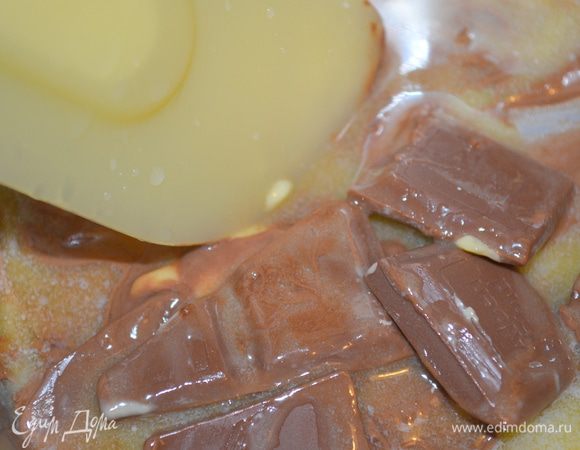 пока рулет охлаждается варим глазурь - на водяной бани растопить шоколад вместе с маслом