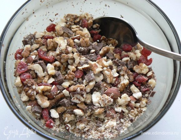 довольно мелко рубим орехи и шоколад, добавляем ягоду(если крупная тоже порезать)  .