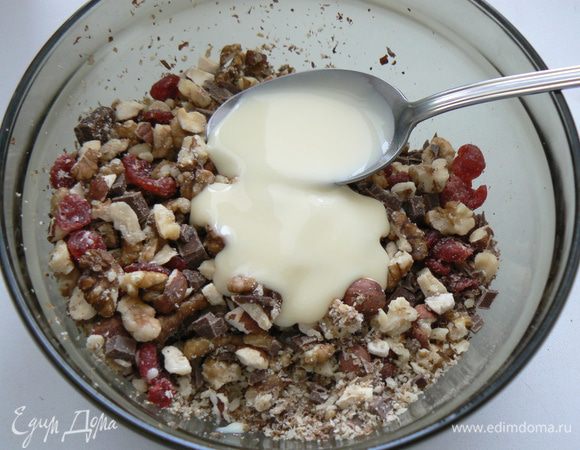 Добавляем 2 ст.л. сгущенки и перемешиваем