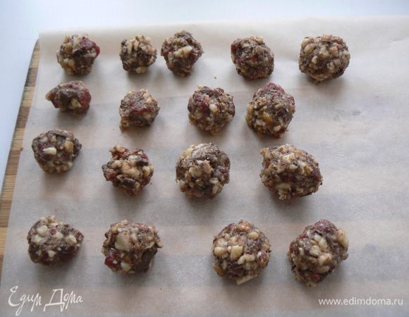  Если масса рассыпается, добавьте еще немного сгущенки. Лепим из  массы 24 шарика и кладем их в морозилку.