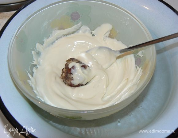  растапливаем на водяной бане  белый шоколад. Шарики  обмакиваем в шоколад. Кладем на пергамент и даем застыть.