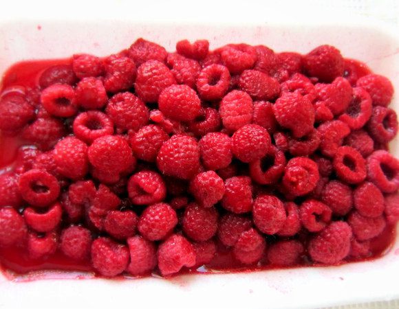 Подготовить малину. Несколько ягод отложить для украшения.
