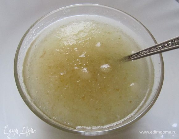 5 г листового желатина (у меня 10 г обычного) замочить в небольшом количестве воды. После размягчения хорошо отжать.