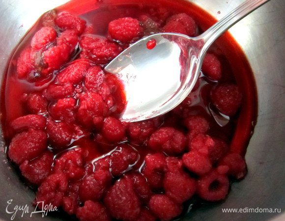 Перетереть ягоды с сахарной пудрой, немного подогреть полученную ягодную массу и добавить желатин. Хорошо перемешать.