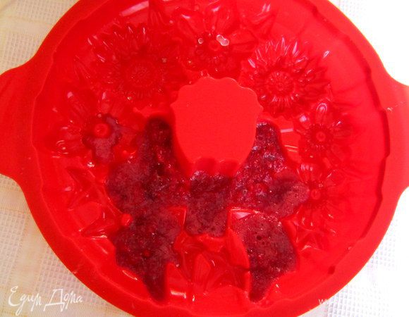 Форму для десерта заполнить ягодной массой (в моей форме - это выемка в виде банта) и поставить на холод для застывания.
