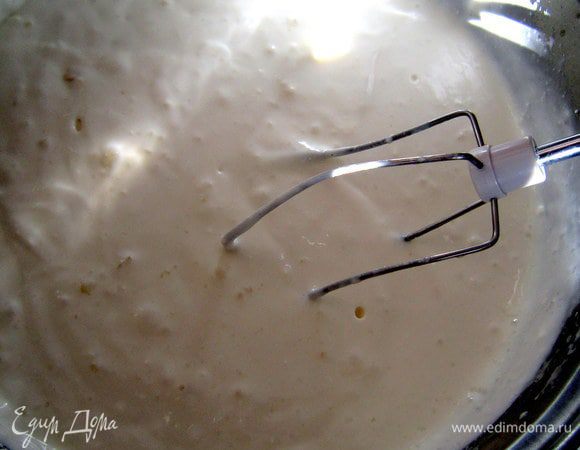 Смешать три вида сыра (рикотту, йогурт, сыр филадельфия) с желатином. 