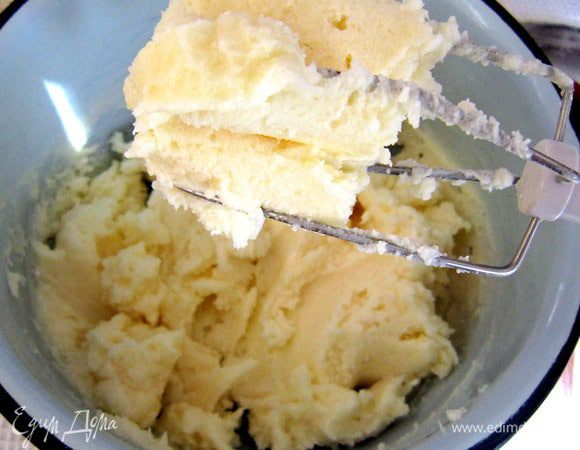 Маскарпоне смешать с сахарной пудрой, ванилью. Затем, добавить маскарпоне к сырной массе и перемешать.
