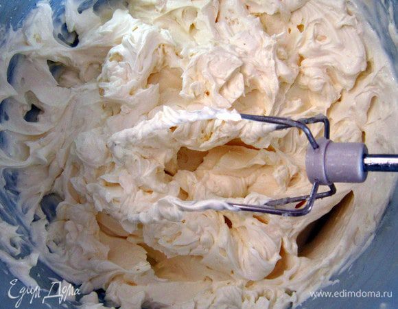 Взбить сливки до устойчивых пиков. Аккуратно ввести взбитые сливки к общей массе.