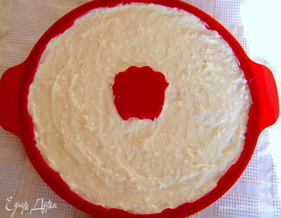 Готовую сырную смесь разложить поверх застывшего ягодного украшения и направить в морозильную камеру для застывания.