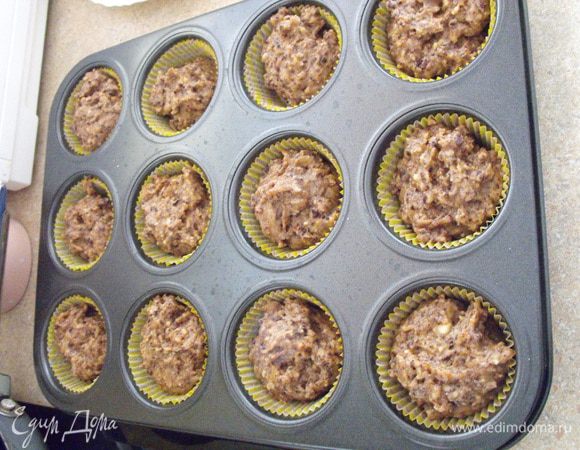 Заполнить тестом форму .... примерно на 2/3 высоты. Разогреть духовку на 180 градусов, выпекать 20 минут....обязательно проверить готовность с помощью деревянной палочки...